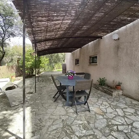 Charmant Studio A Castillon Du Gard, A Deux Pas Du Pont-Du-Gard Exterior photo